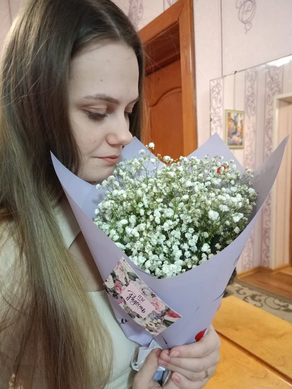 Анастасия с букетом белых цветов
